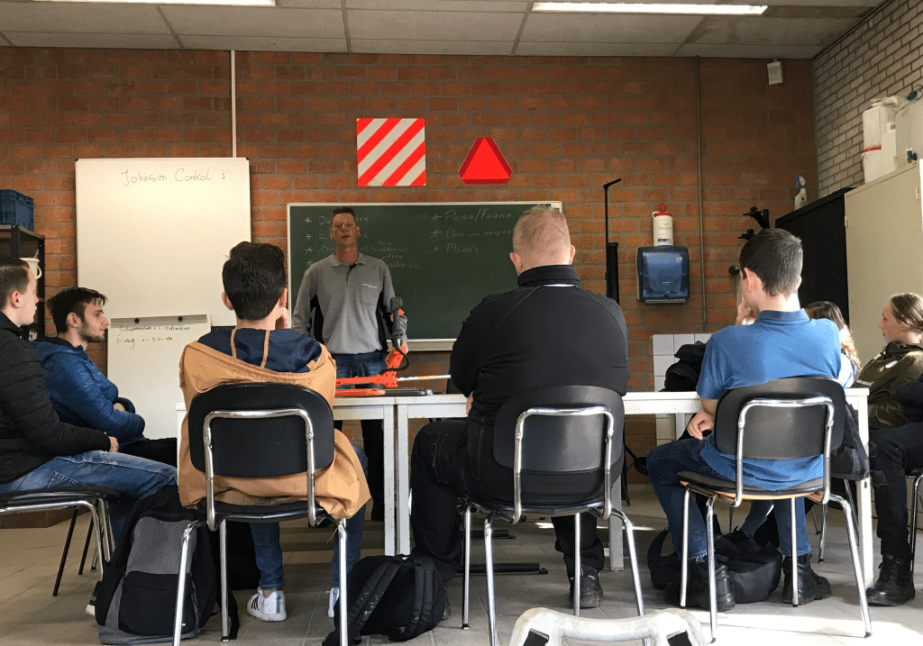 klaslokaal met mensen bij een toolboxmeeting