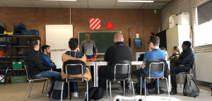 klaslokaal met mensen bij een toolboxmeeting